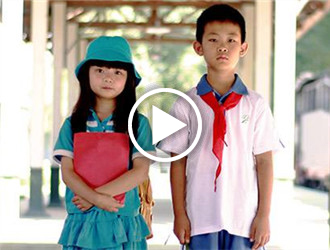 《小慈善》以一个小女孩执着为灾区捐款为线索，讲述了一个关于爱和温暖的故事。影片通过儿童单纯的视角审视成人的世界，引发观众对人性美好的期待和感动。
